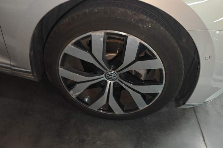 Used Volkswagen Magotan 2017 380TSI DSG Flagship Edition Right Front Wheel Hub