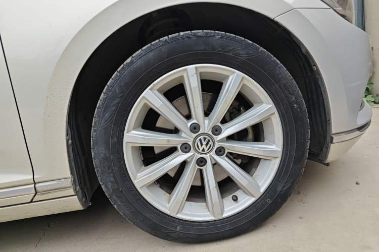 Used Volkswagen Magotan 2017 330TSI DSG Leading Model Right Front Wheel Hub