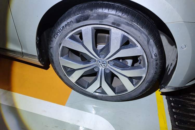 Used Volkswagen Magotan 2017 380TSI DSG Prestige Edition Right Front Wheel Hub
