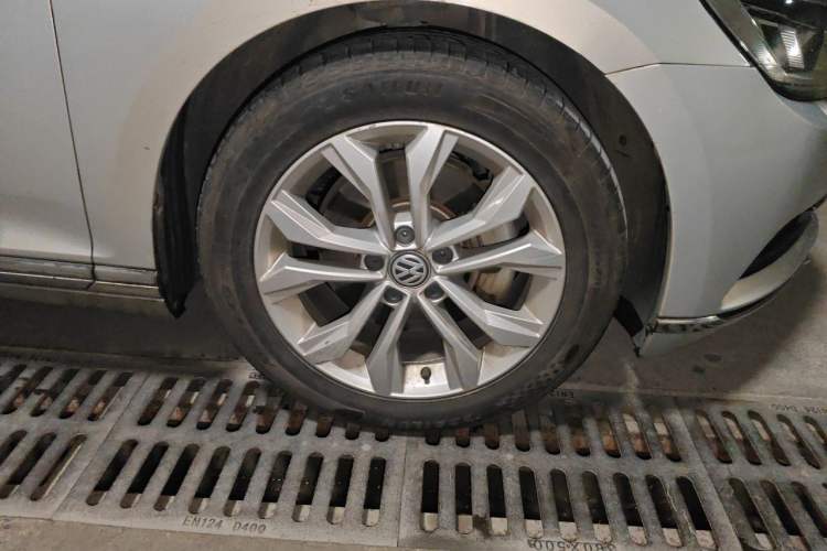Used Volkswagen Magotan 2017 330TSI DSG Luxury Model Right Front Wheel Hub