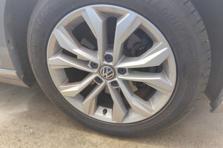 Used Volkswagen Magotan 2017 330TSI DSG Luxury Model Right Front Wheel Hub