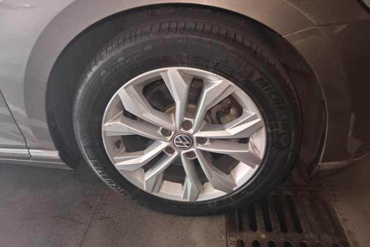 Used Volkswagen Magotan 2017 330TSI DSG Luxury Model Right Front Wheel Hub