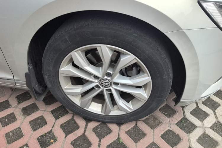 Used Volkswagen Magotan 2017 330TSI DSG Luxury Model Right Front Wheel Hub