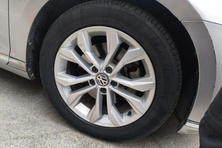 Used Volkswagen Magotan 2017 330TSI DSG Luxury Model Right Front Wheel Hub