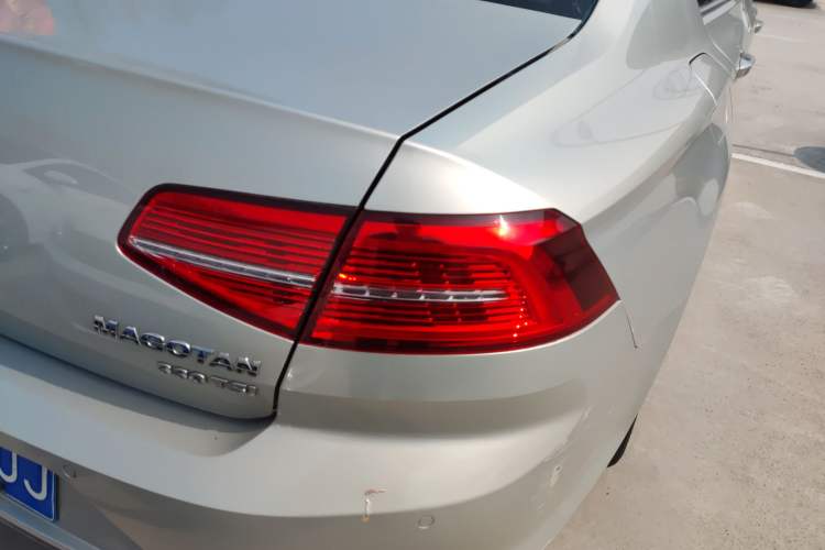 Used Volkswagen Magotan 2017 330TSI DSG Luxury Model Right Rear Taillight