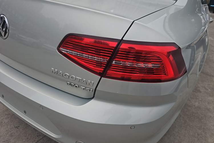 Used Volkswagen Magotan 2017 330TSI DSG Luxury Model Right Rear Taillight