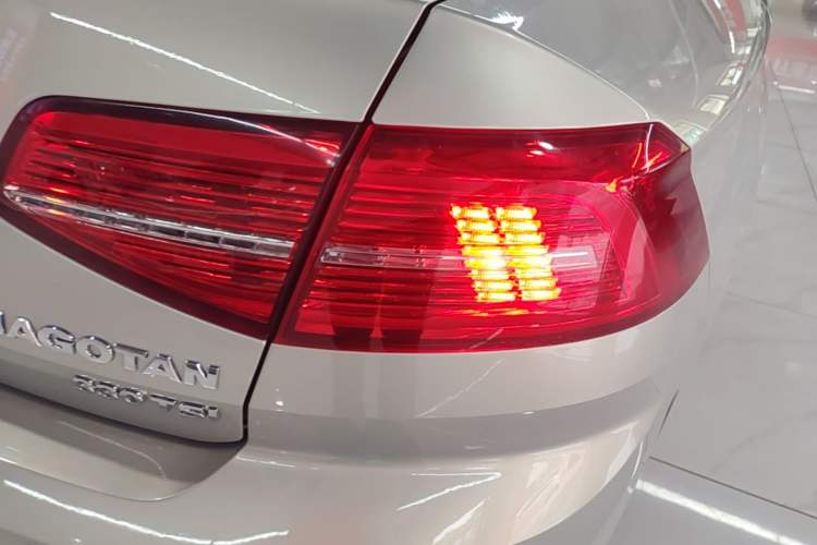 Used Volkswagen Magotan 2017 330TSI DSG Luxury Model Right Rear Taillight