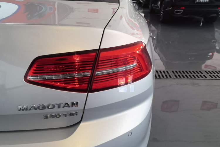 Used Volkswagen Magotan 2017 330TSI DSG Luxury Model Right Rear Taillight