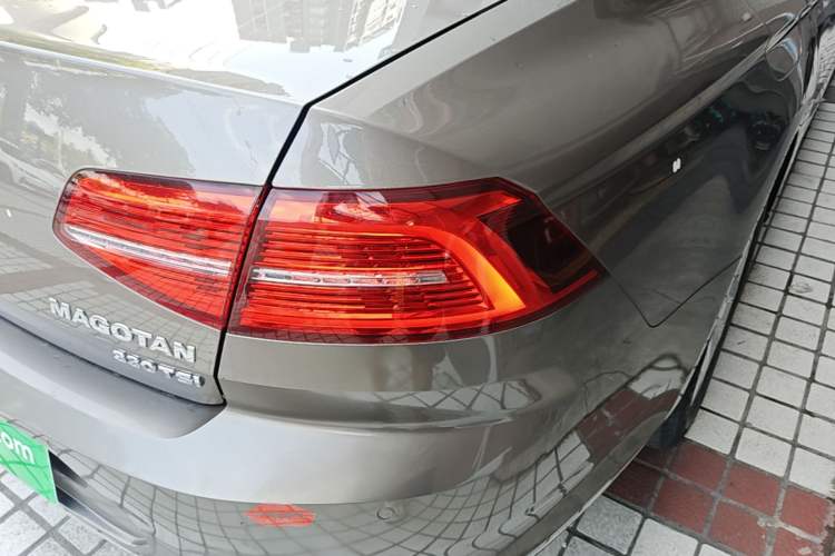 Used Volkswagen Magotan 2017 330TSI DSG Luxury Model Right Rear Taillight