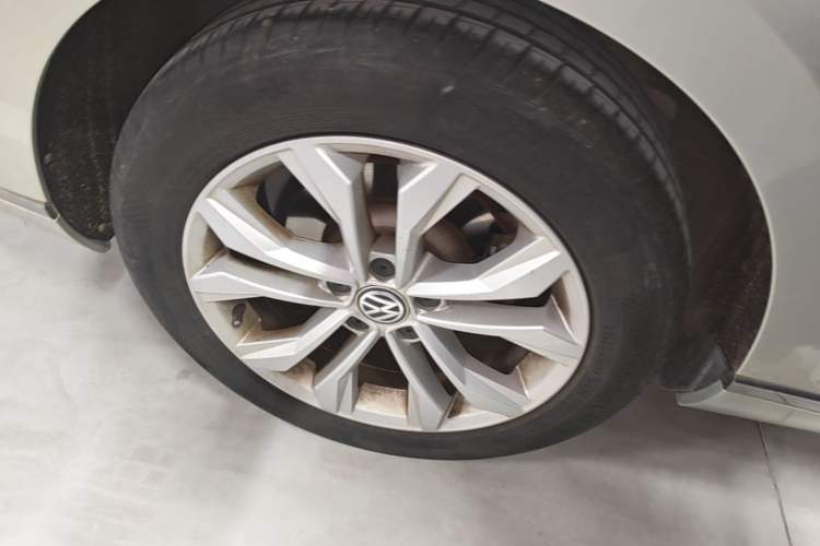 Used Volkswagen Magotan 2017 330TSI DSG Luxury Model Right Rear Wheel Hub