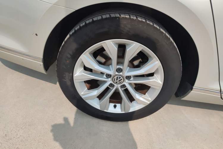 Used Volkswagen Magotan 2017 330TSI DSG Luxury Model Right Rear Wheel Hub