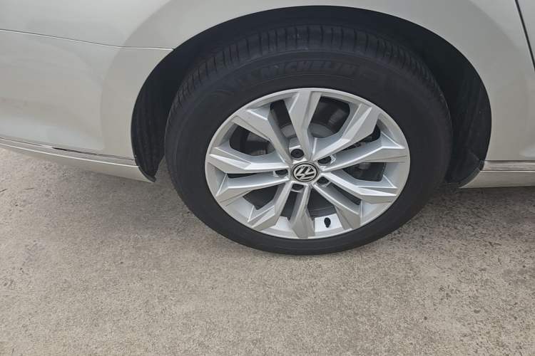 Used Volkswagen Magotan 2017 330TSI DSG Luxury Model Right Rear Wheel Hub