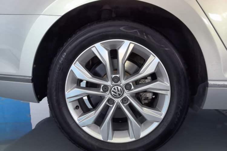 Used Volkswagen Magotan 2017 330TSI DSG Luxury Model Right Rear Wheel Hub