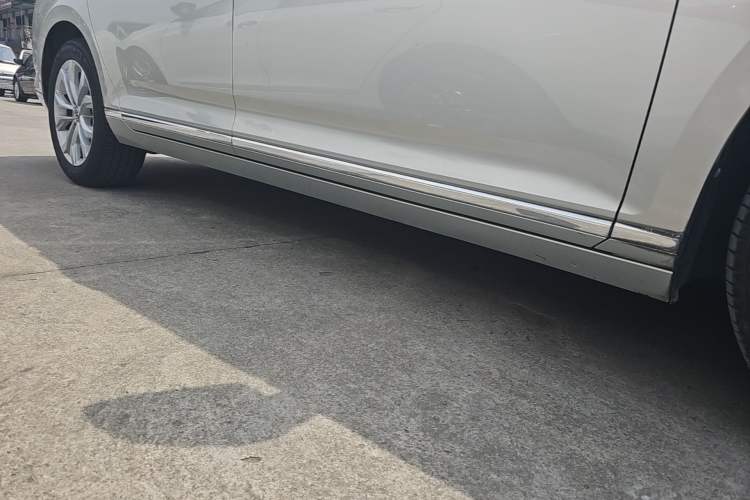 Used Volkswagen Magotan 2017 330TSI DSG Luxury Model Right Side Sill