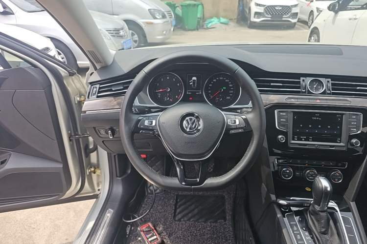 Used Volkswagen Magotan 2017 330TSI DSG Luxury Model Steering Wheel