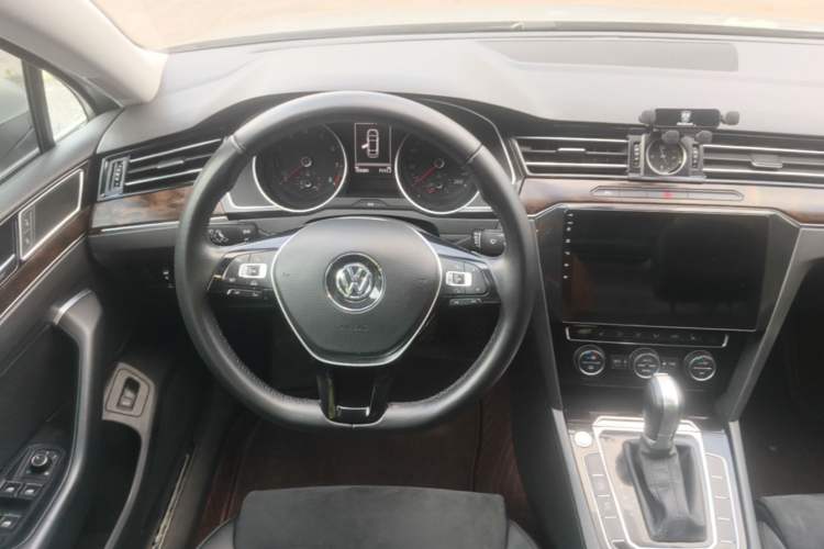Used Volkswagen Magotan 2017 330TSI DSG Luxury Model Steering Wheel