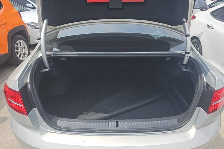 Used Volkswagen Magotan 2017 330TSI DSG Luxury Model Trunk