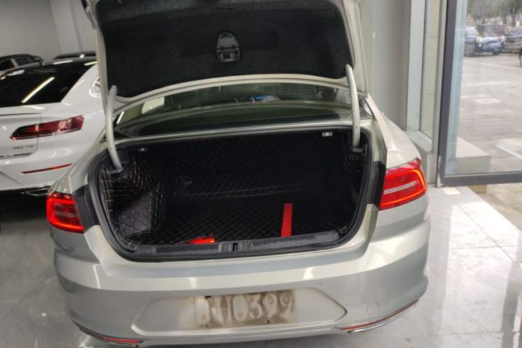 Used Volkswagen Magotan 2017 330TSI DSG Luxury Model Trunk