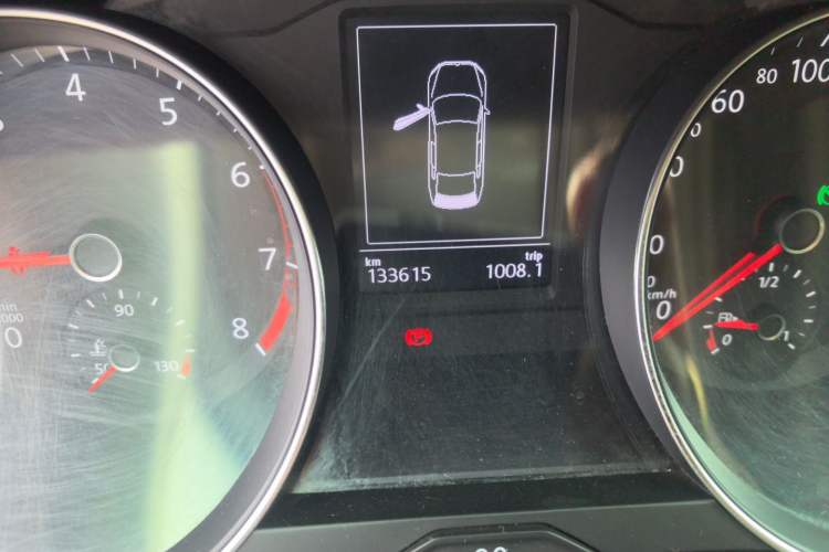 Used Volkswagen Magotan 2017 330TSI DSG Luxury Model Odometer Close Up