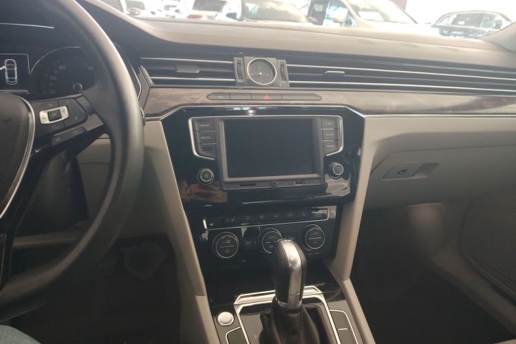 Used Volkswagen Magotan 2017 330TSI DSG Luxury Model Audio And AC Panel