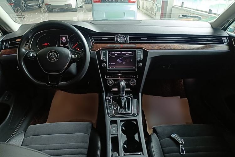 Used Volkswagen Magotan 2017 330TSI DSG Luxury Model Center Console