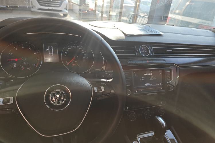Used Volkswagen Magotan 2017 330TSI DSG Luxury Model Center Console