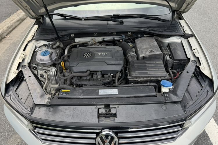 Used Volkswagen Magotan 2017 330TSI DSG Leading Model Engine Bay