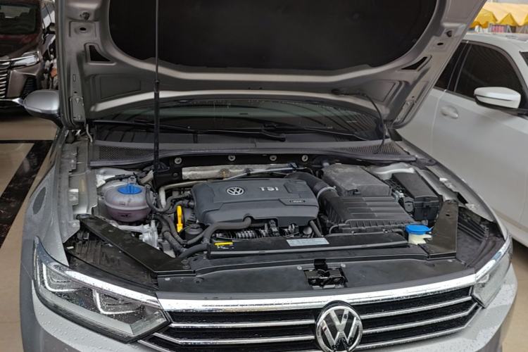 Used Volkswagen Magotan 2017 330TSI DSG Luxury Model Engine Bay