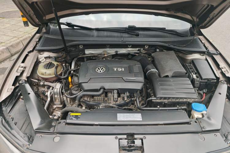 Used Volkswagen Magotan 2017 330TSI DSG Leading Model Engine Bay