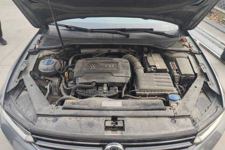 Used Volkswagen Magotan 2017 330TSI DSG Leading Model Engine Bay
