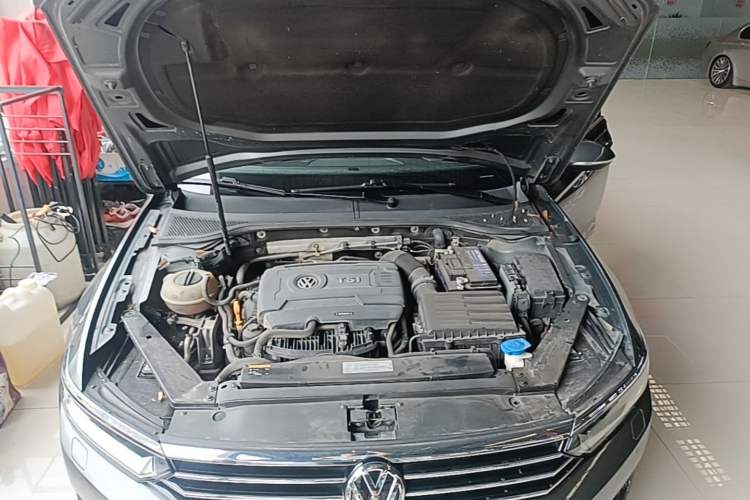 Used Volkswagen Magotan 2017 330TSI DSG Luxury Model Engine Bay