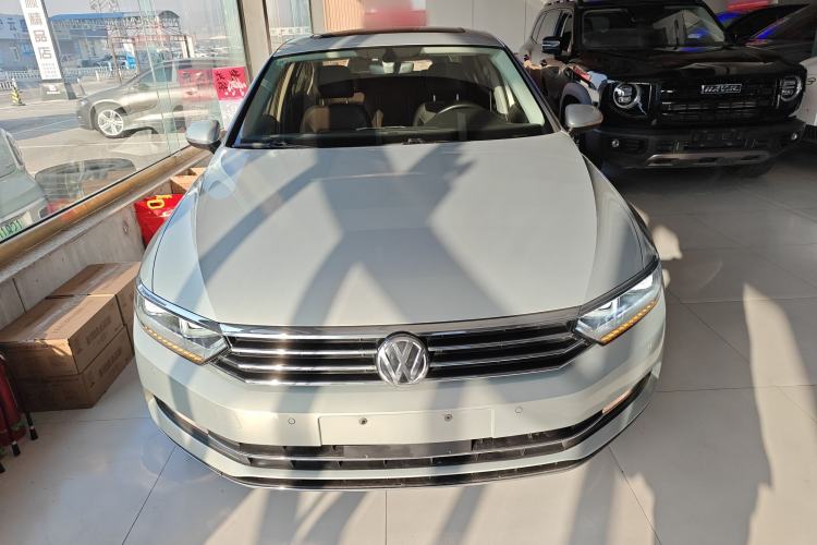 Used Volkswagen Magotan 2017 330TSI DSG Luxury Model Front