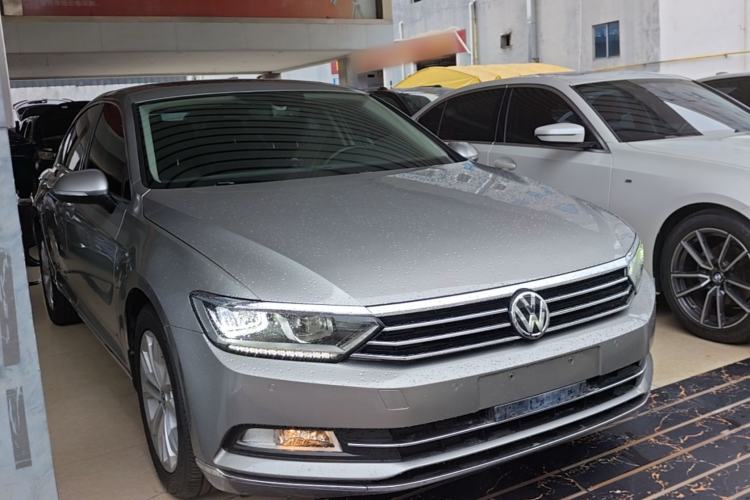 Used Volkswagen Magotan 2017 330TSI DSG Luxury Model Front Right 45 Deg