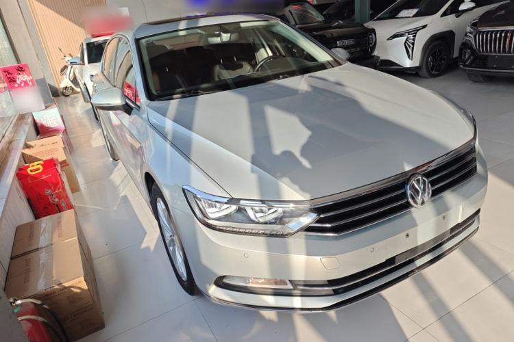 Used Volkswagen Magotan 2017 330TSI DSG Luxury Model Front Right 45 Deg