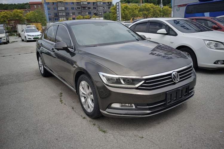 Used Volkswagen Magotan 2017 330TSI DSG Luxury Model Front Right 45 Deg