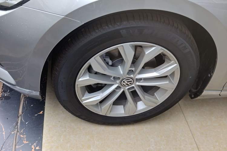 Used Volkswagen Magotan 2017 330TSI DSG Luxury Model Left Front Wheel Hub