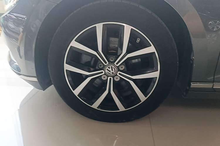 Used Volkswagen Magotan 2017 330TSI DSG Luxury Model Left Front Wheel Hub