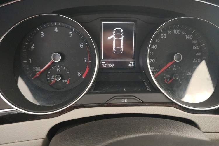 Used Volkswagen Magotan 2017 330TSI DSG Luxury Model Odometer Close Up