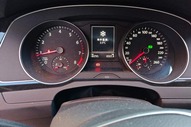 Used Volkswagen Magotan 2017 330TSI DSG Luxury Model Odometer Close Up