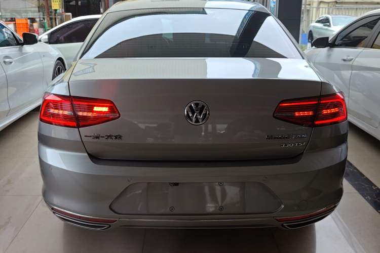 Used Volkswagen Magotan 2017 330TSI DSG Luxury Model Rear