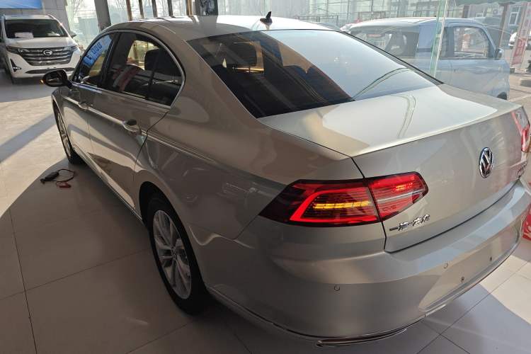 Used Volkswagen Magotan 2017 330TSI DSG Luxury Model Rear Left 45 Deg