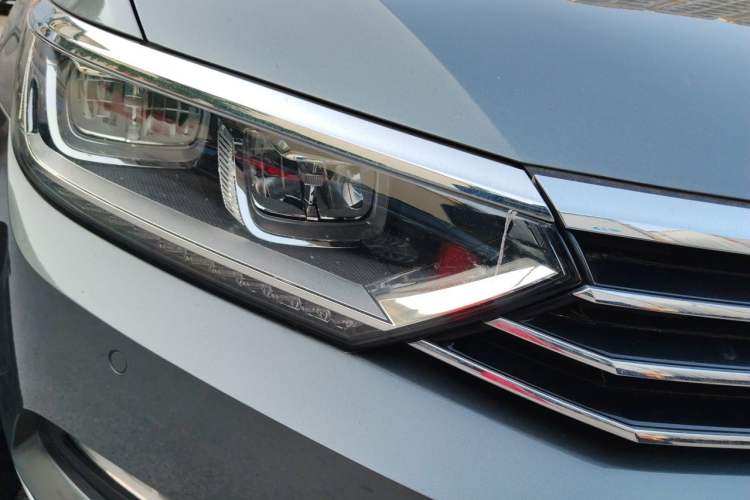 Used Volkswagen Magotan 2017 330TSI DSG Luxury Model Right Front Headlight