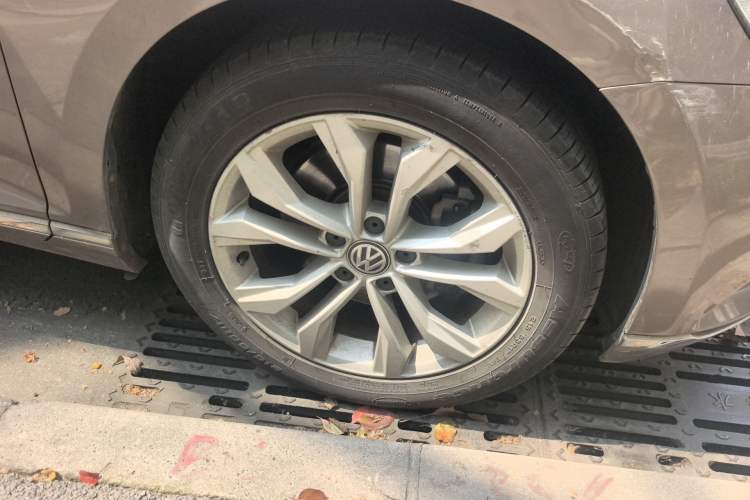 Used Volkswagen Magotan 2017 380TSI DSG Luxury Model Right Front Wheel Hub