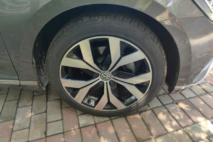 Used Volkswagen Magotan 2017 380TSI DSG Prestige Edition Right Front Wheel Hub
