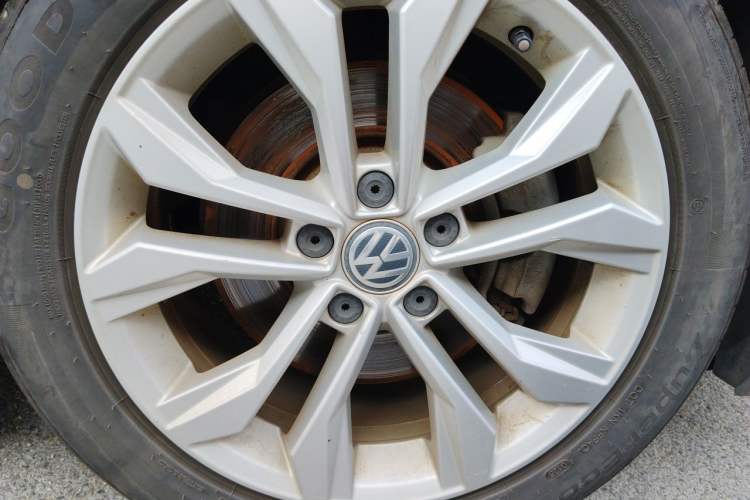 Used Volkswagen Magotan 2017 330TSI DSG Luxury Model Right Front Wheel Hub