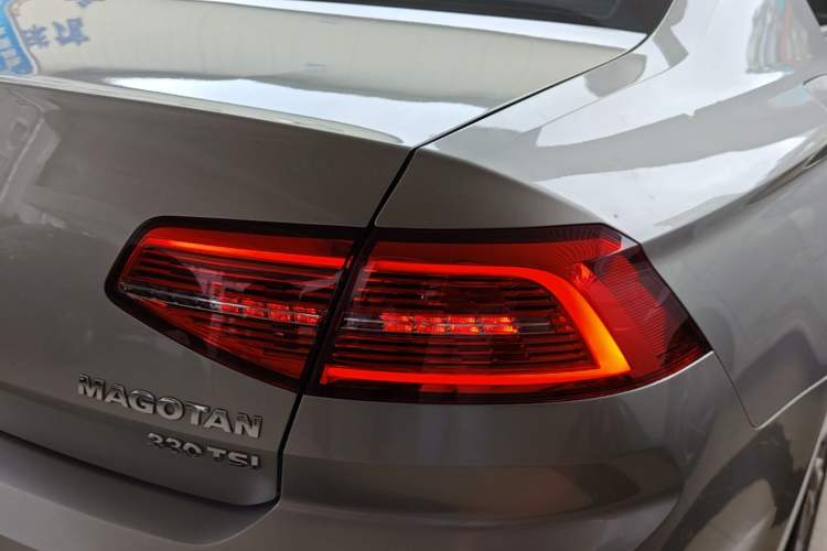 Used Volkswagen Magotan 2017 330TSI DSG Luxury Model Right Rear Taillight