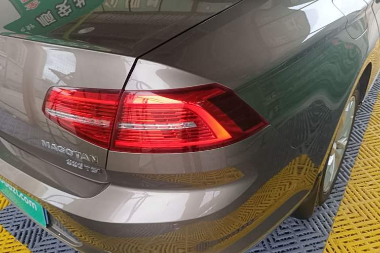 Used Volkswagen Magotan 2017 330TSI DSG Luxury Model Right Rear Taillight