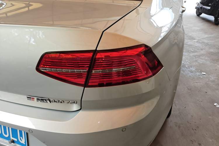 Used Volkswagen Magotan 2017 330TSI DSG Luxury Model Right Rear Taillight