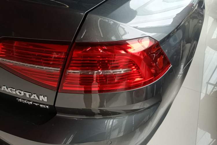 Used Volkswagen Magotan 2017 330TSI DSG Luxury Model Right Rear Taillight