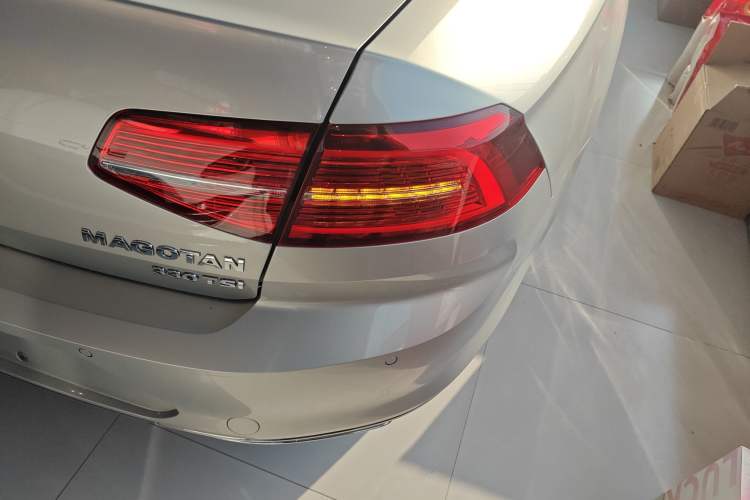 Used Volkswagen Magotan 2017 330TSI DSG Luxury Model Right Rear Taillight